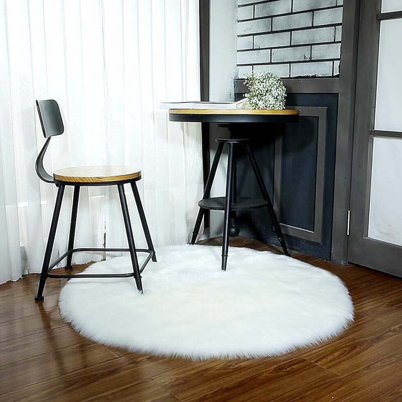 Thảm lông giả mềm mại dùng trang trí ghế sofa tiện dụng