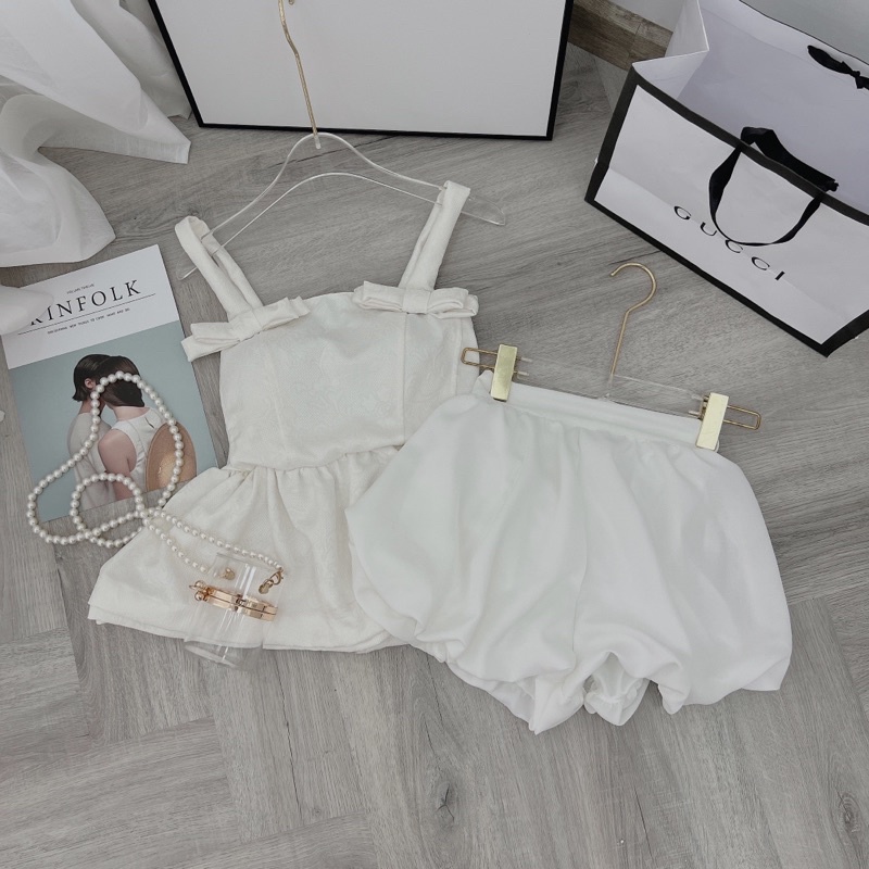 SET 2S TRẮNG PHỒNG XOÈ ĐÍNH NƠ VAI + SHORT