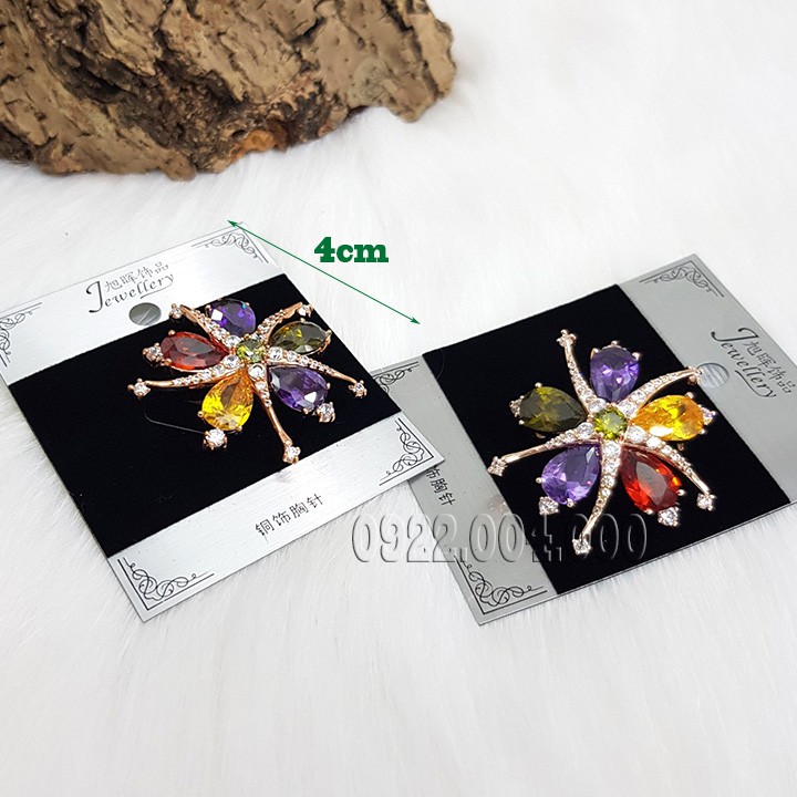 Cái áo sứa gắn đá nhiều màu.