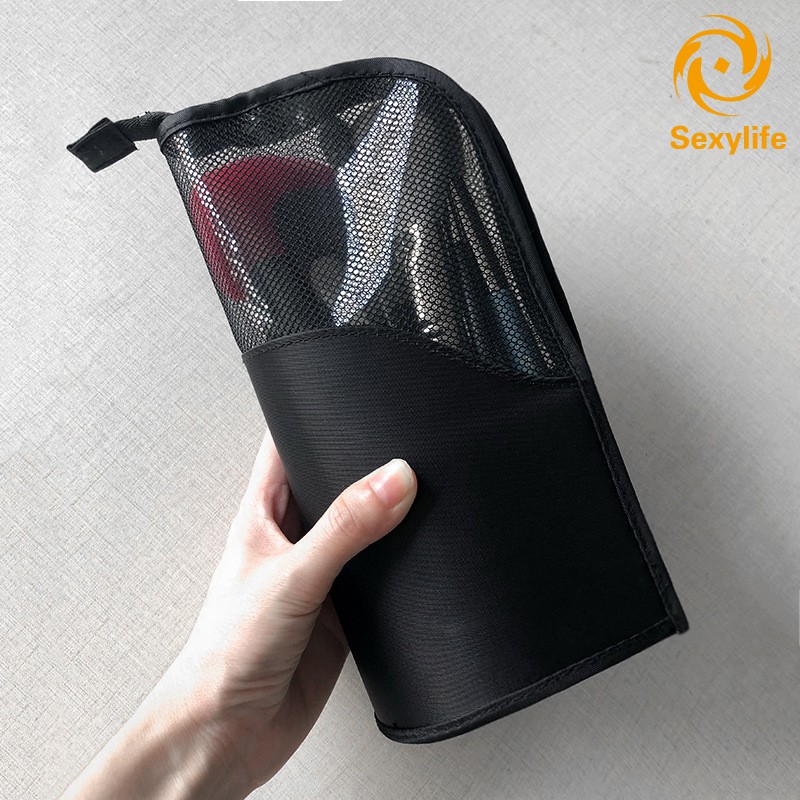 Túi zip đen đựng các đồ make up khi du lịch