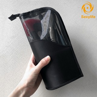 Túi zip đen đựng các đồ make up khi du lịch