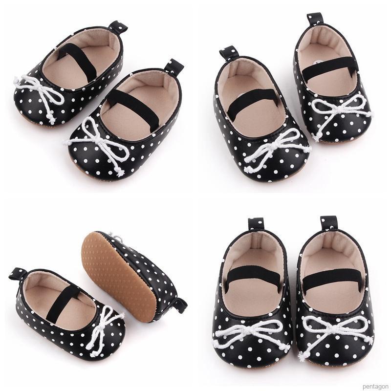 Giày Tập Đi Đế Mềm Hoạ Tiết Chấm Bi Cho Bé Gái