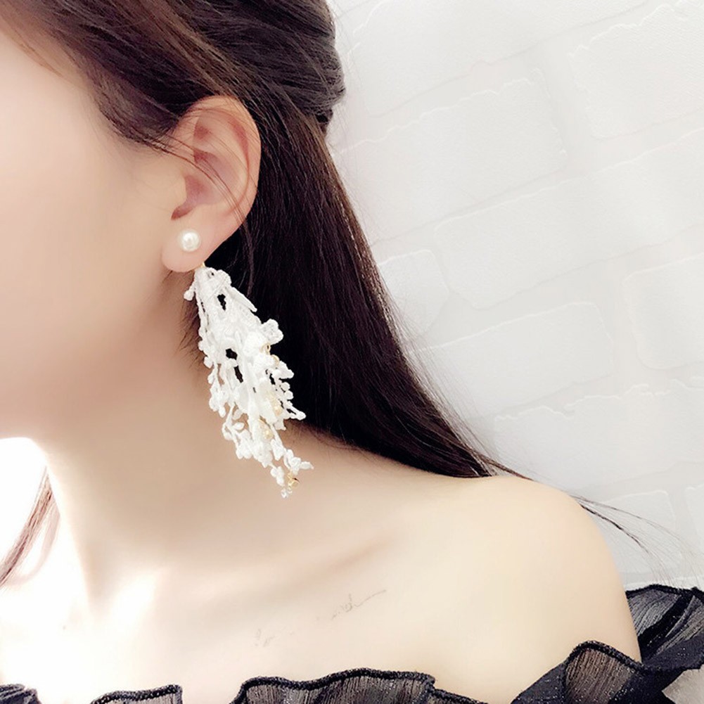 Hoa tai đính ngọc trai tua rua dạng ren độc đáo