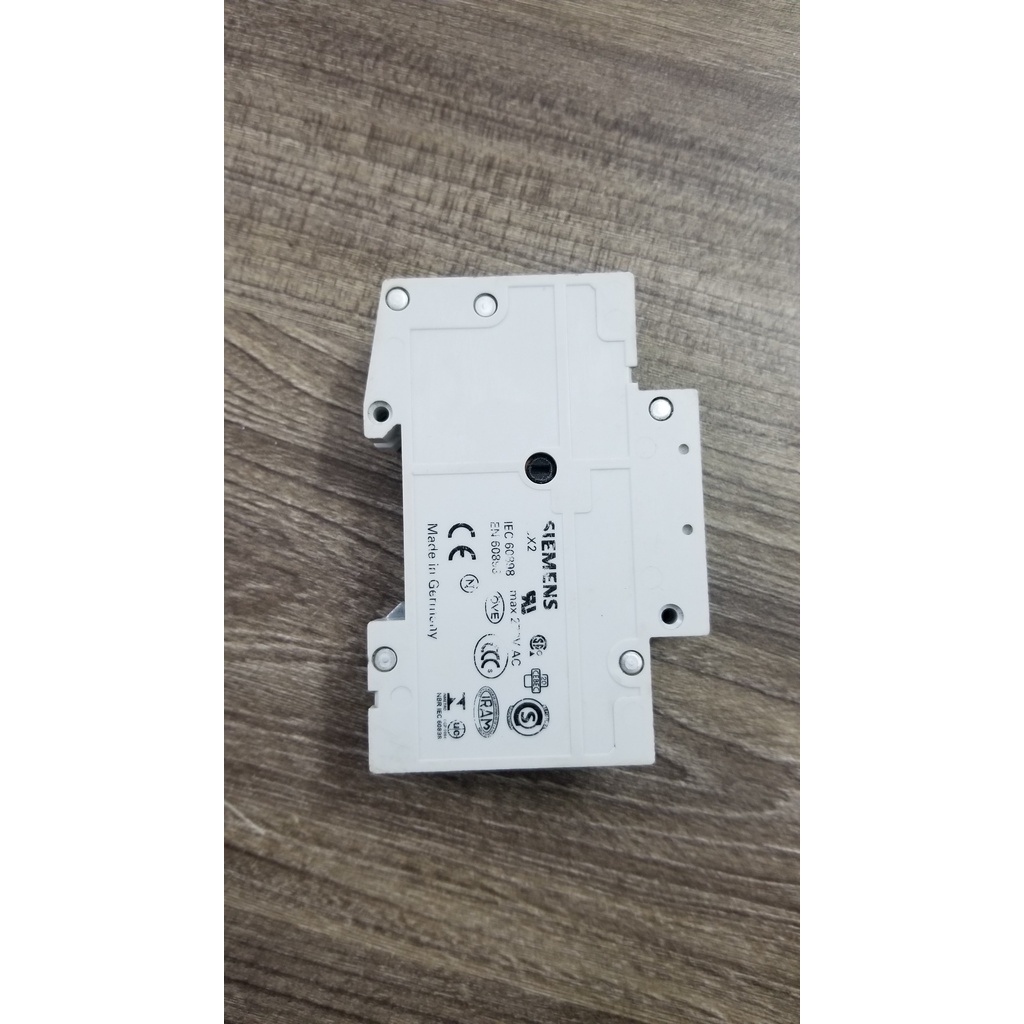 MCB SIEMENS  6A 230/400VAC đi kèm tiếp điểm phụ tháo máy