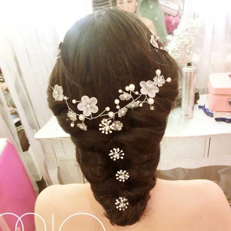 Cài tóc đính hạt ngọc trai cho cô dâu