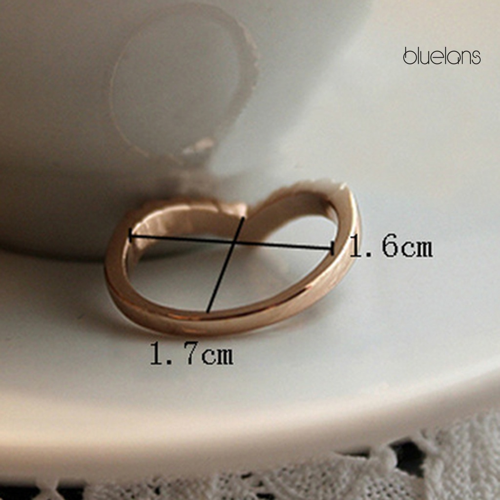 Nhẫn Cưới Đính Đá Xanh Hình Chữ V Thanh Lịch