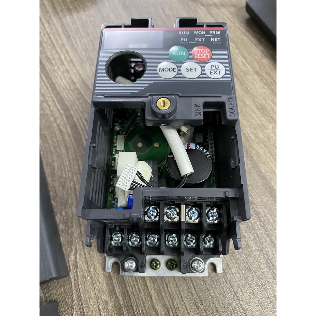 Biến tần MITSUBISHI  FR-D720-0.1K  KHÔNG CÓ BOARD ĐIỀU KHIỂN nguồn 220VAC công suất 100W