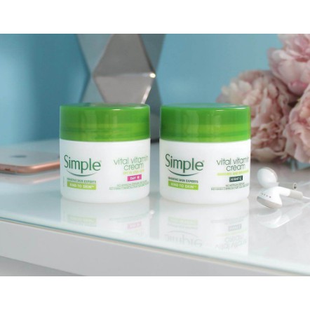 Kem Dưỡng Ngày và Đêm Simple Kind To Skin Vital Vitamin Cream SPF15 50ml