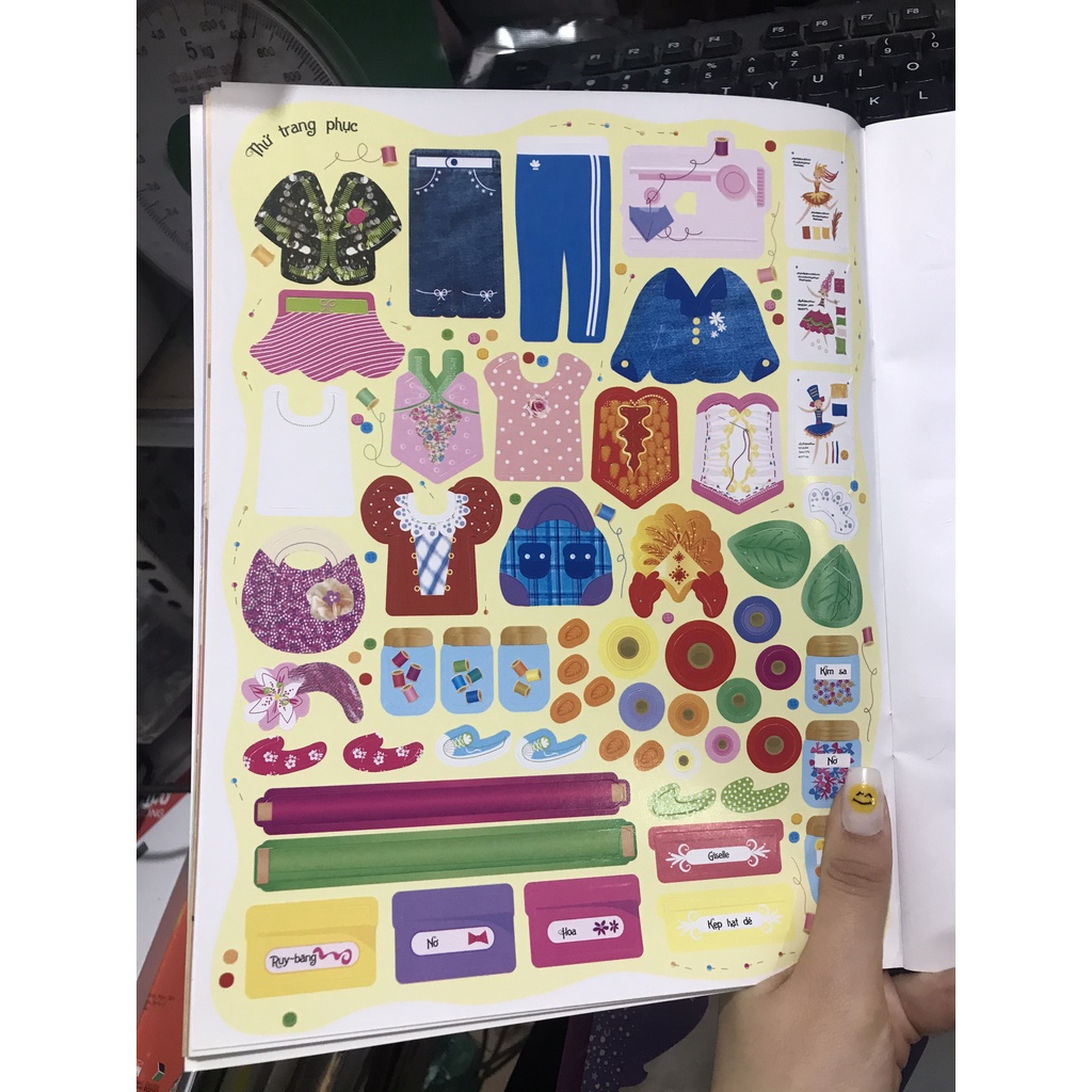 Sách -  Sticker Dolly Dressing : dán hình sáng tạo trang phục búp bê : Duyên dáng trên sân băng ( Đinh Tị )