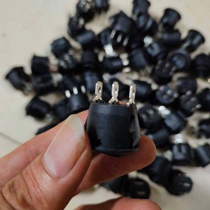 Công tắc tròn 3 chân 2 chế độ tắt bật dùng cho các loại hộp pin lithium