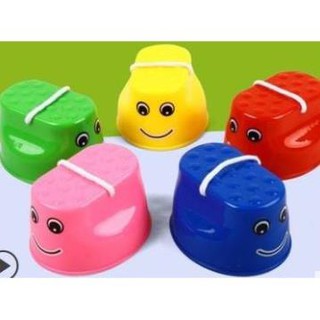 1 đôi cà kheo tập giữ thăng bằng cho bé