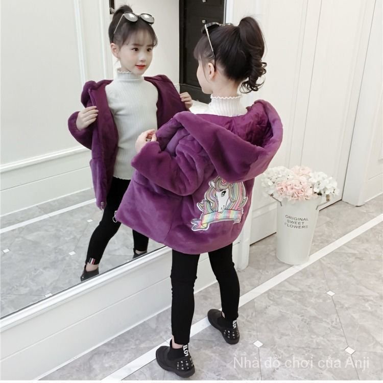 Fashionable autumn and winter little girls coats plus thick velvet to keep warm