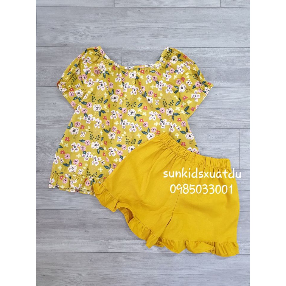 Bộ thiết kế cúc dọc hoa + quần vàng
