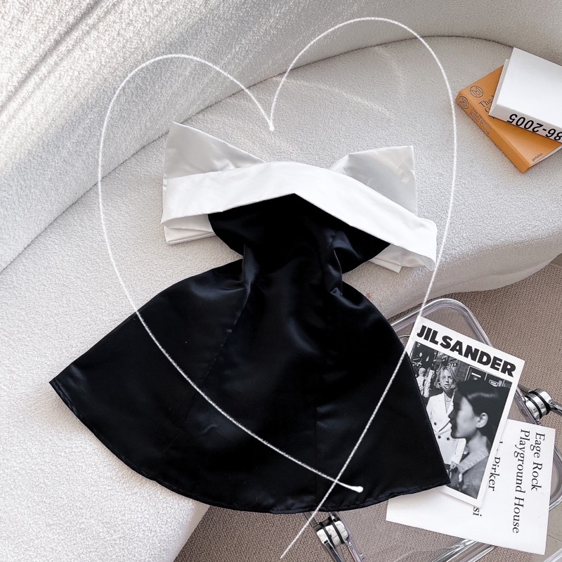 Đầm đen bẹt vai gấp trắng đính nơ lưng to | BigBuy360 - bigbuy360.vn