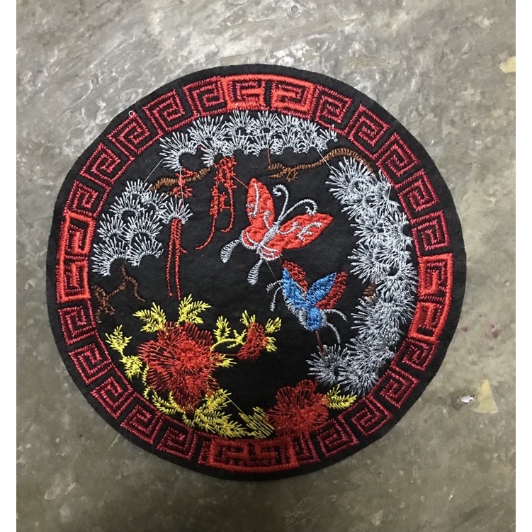 sticker . hình tròn Thêu 2 con bướm hoa viền vàng