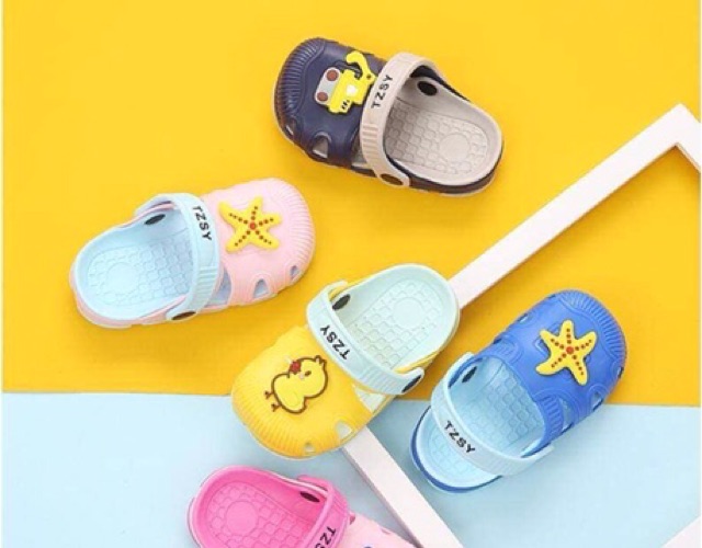 Dép đi biển cho bé