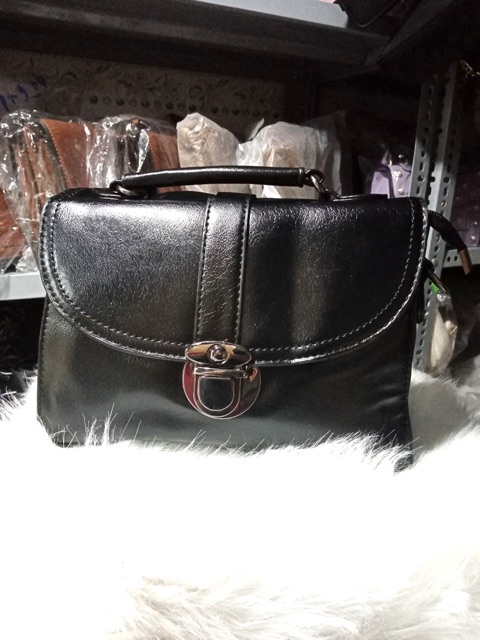 Túi công sở đen đeo chéo.