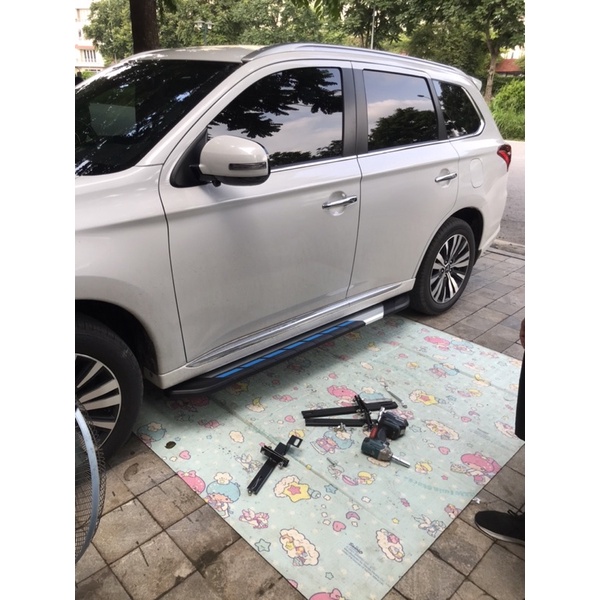 Bậc lên xuống, bệ bước chân cho Mitsubishi Outlander 2016 +