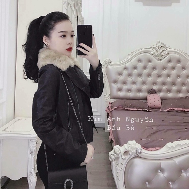 Áo da cổ lông hot hittt về đủ size S M L chất da mềm mặc vài năm ko hỏng  Cổ lông có thể tháo rời ạ. Lông mềm mịn tơi ..