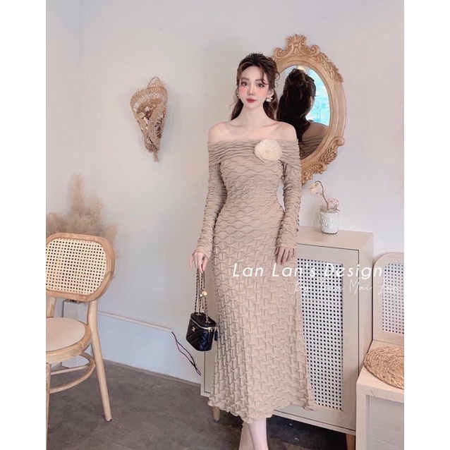 Váy trễ vai kèm hoa trà