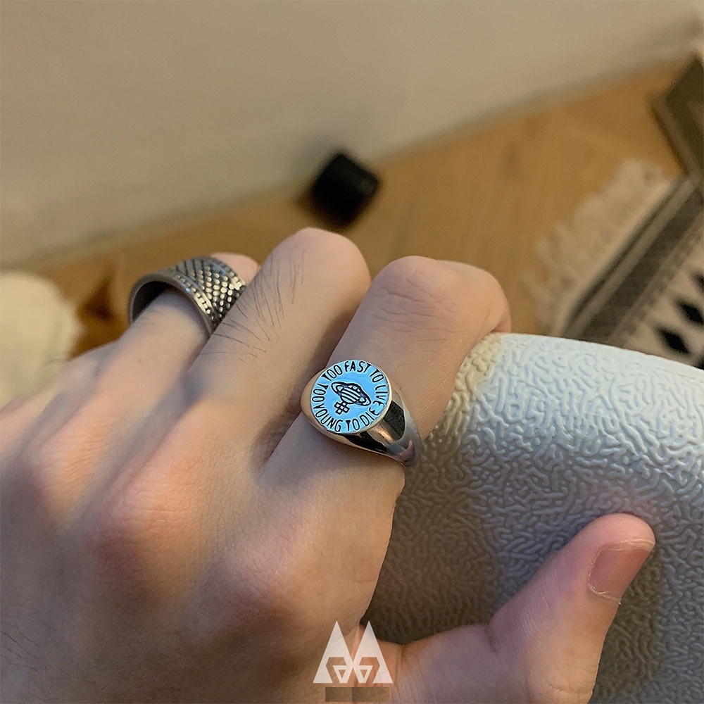 Nhẫn signet chạm khắc màu bạc đẹp unisex tùy chỉnh size cho nam nữ - Signet Ring BROO