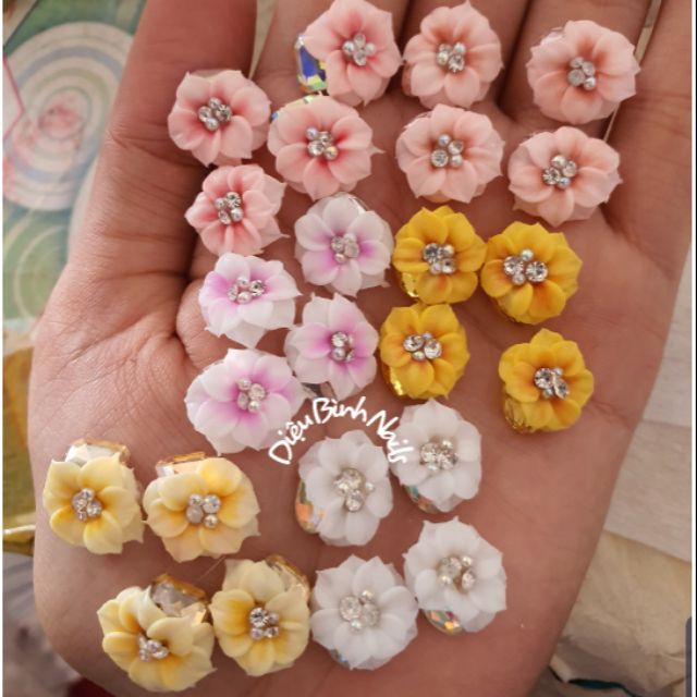 Hoa bột ôm đá  sang chảnh dùng được cho móng chân
