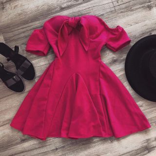 ĐẦM XÒE CÚP NƠ NGỰC