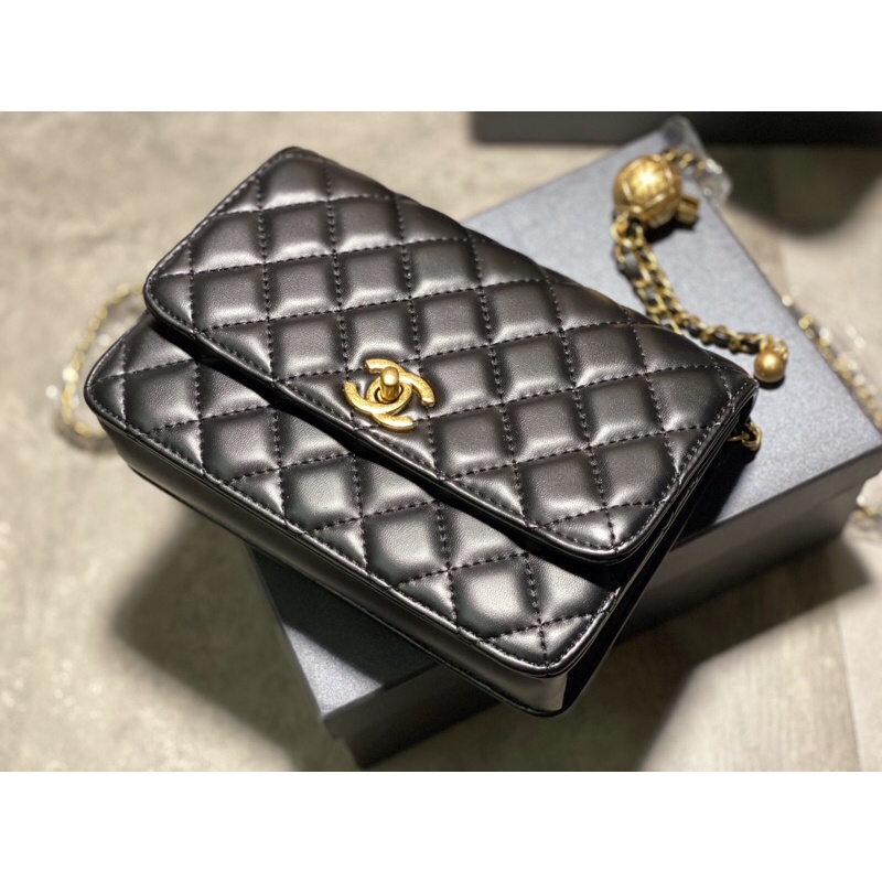 TÚI C SIZE 20 CHẦN TRÁM GẮN QUẢ CẦU CÓ HỘP