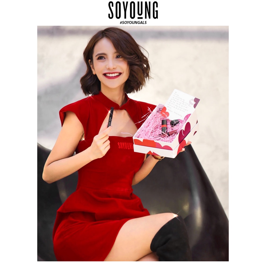 Váy body Pony Bae SO YOUNG có đệm lót ngực thiết kế cut-out ôm cổ phối vai đứng với chất liệu nhung cao cấp