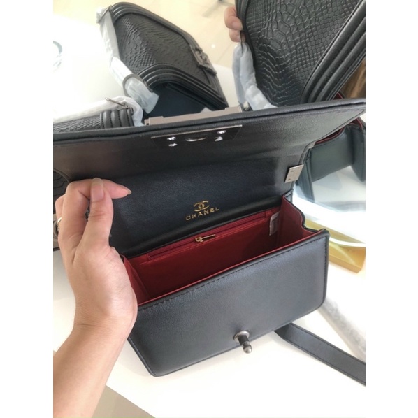 Túi đeo chéo boy da rắn size 20 tag bạc