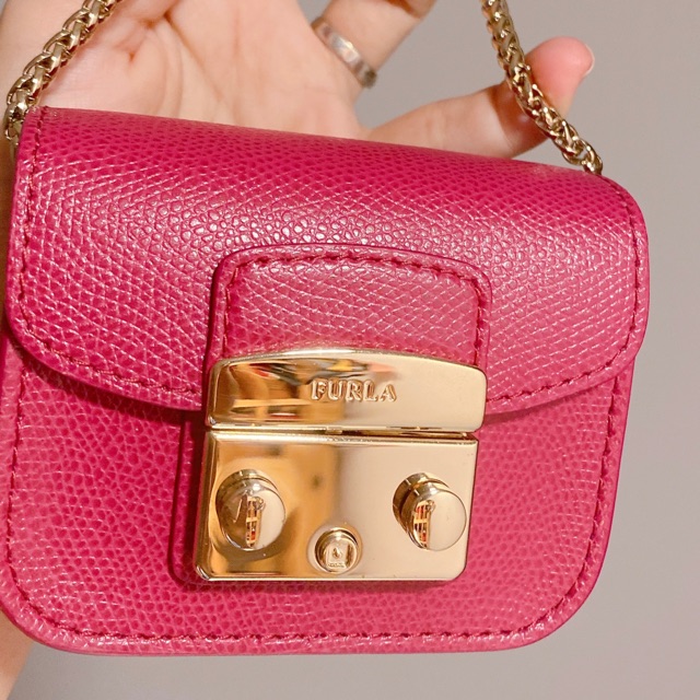 Miếng dán khoá túi phu là dòng super mini metropolist