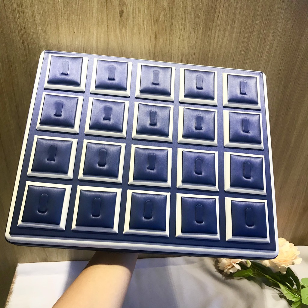 Mâm nhẫn da trưng 20 chiếc nhẫn màu xanh Dương, hỗ trợ cho các tiệm vàng trưng bày nhẫn rất sang trọng