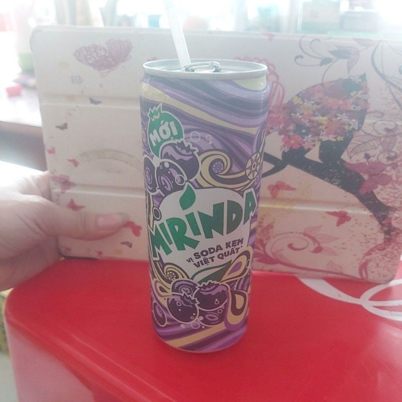 Thùng 24 lon Mirinda có ga vị soda kem Việt Quất lon 320ml