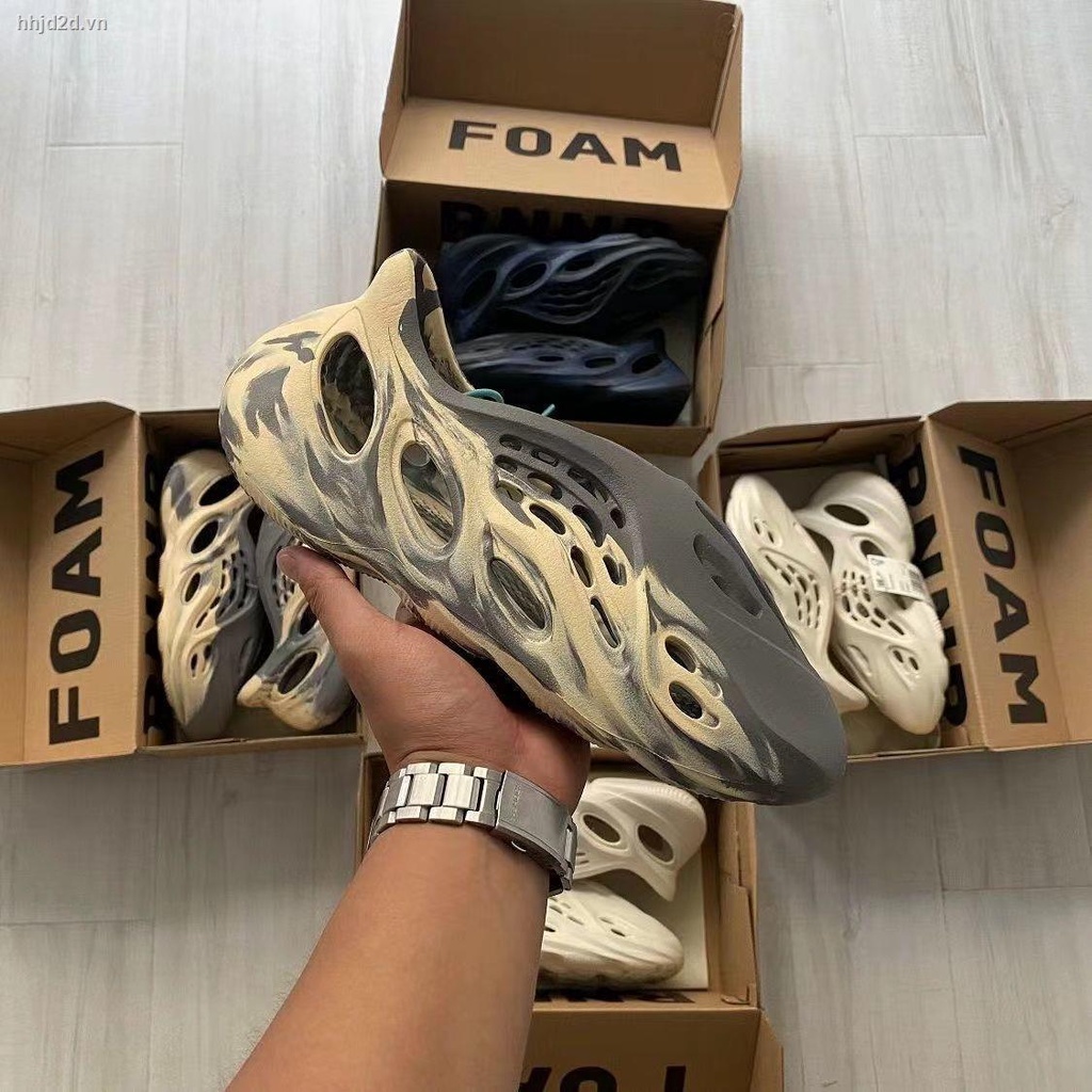 Dép Sandal Có Lỗ Thoáng Khí Trơn Màu Phong Cách Kanye Thích Hợp Cho Nam Và Nữ Mang Khi Đi Biển