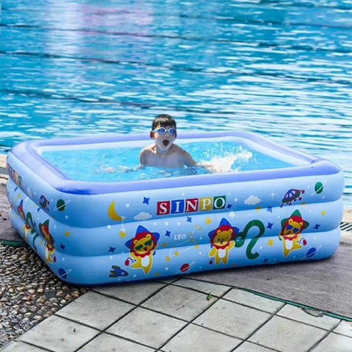 Bể bơi có kích thước rộng rãi, cho bé yêu nhà bạn thoải mái chơi đùa cùng làn nước mát ngay tại nhà.