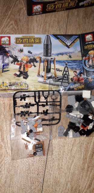 Lắp ráp 1 hộp LegoPubg 70075 có trên 100 chi tiết bằng nhựa ABS