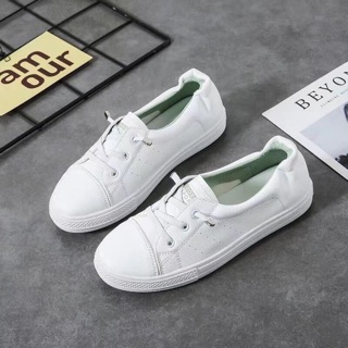 Giày slip on trắng dáng thể thao