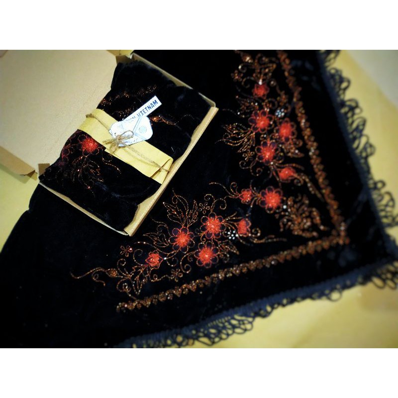 Khăn choàng truyền thống Việt dành cho các bà, mẹ, người cao tuổi.