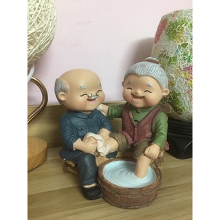 Tượng ông bà lão rửa chân a272