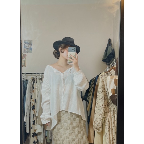 Áo sơ mi mỏng chất vải xô + Chân váy hoạ tiết vintage dáng dài