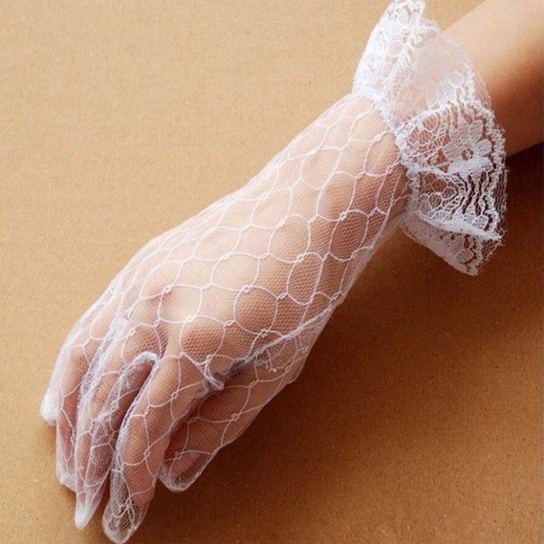 Găng tay ren màu trắng họa tiết xinh xắn thời trang cho cô dâu trong ngày cưới