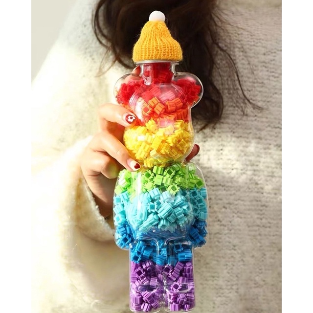 Hộp Bearbrick kèm mũ đựng mảnh ghép thừa để trang trí