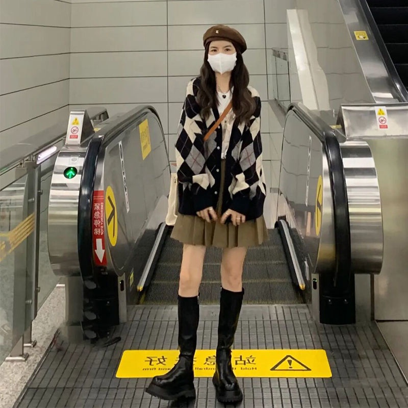 Bộ áo khoác cardigan dệt kim + chân váy xếp ly thời trang thu đông 2021