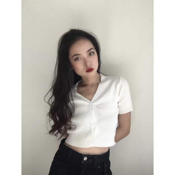 Áo croptop tay ngắn 3 nút giả