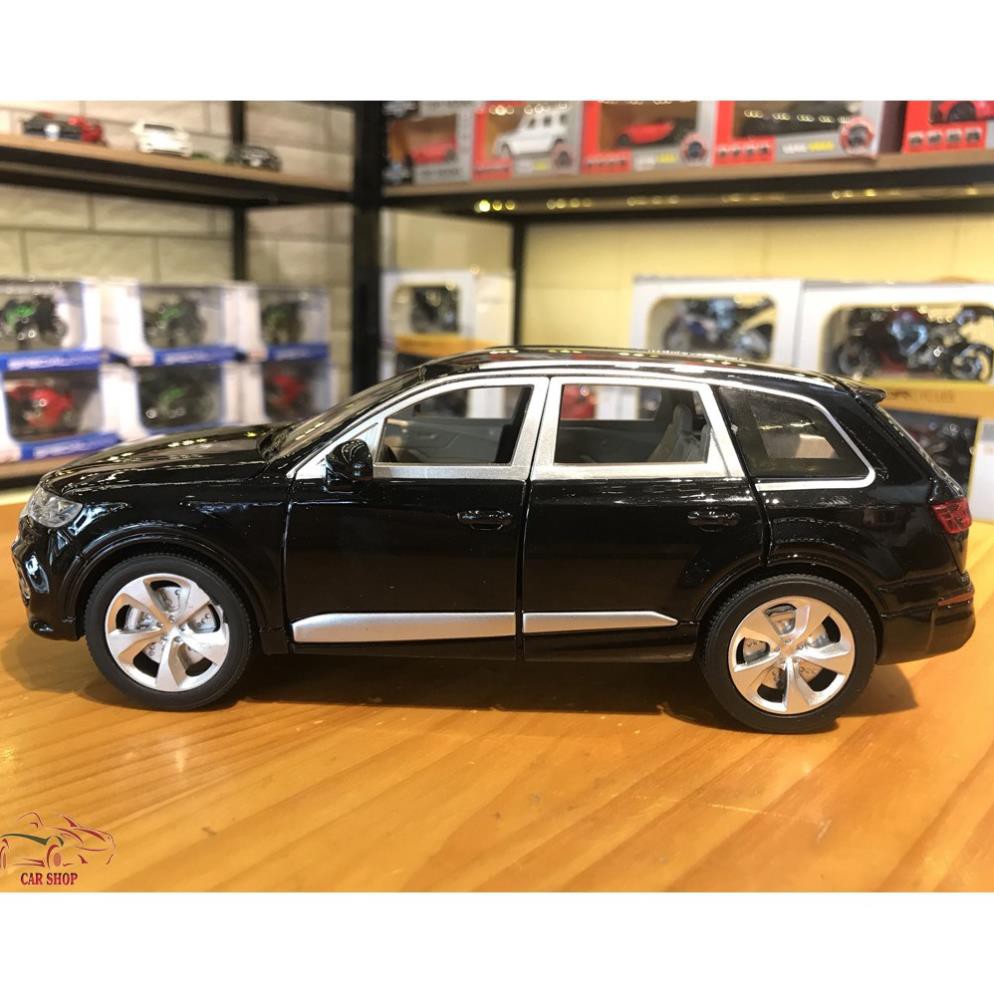 Xe mô hình hợp kim Audi Q7 hãng XLG tỉ lệ 1:24 màu đen