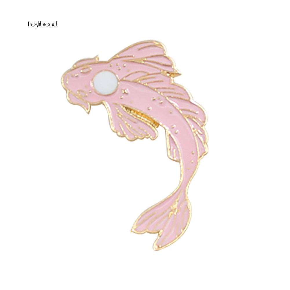 Cài áo hình cá bơi viền vàng phong cách trẻ trung | BigBuy360 - bigbuy360.vn