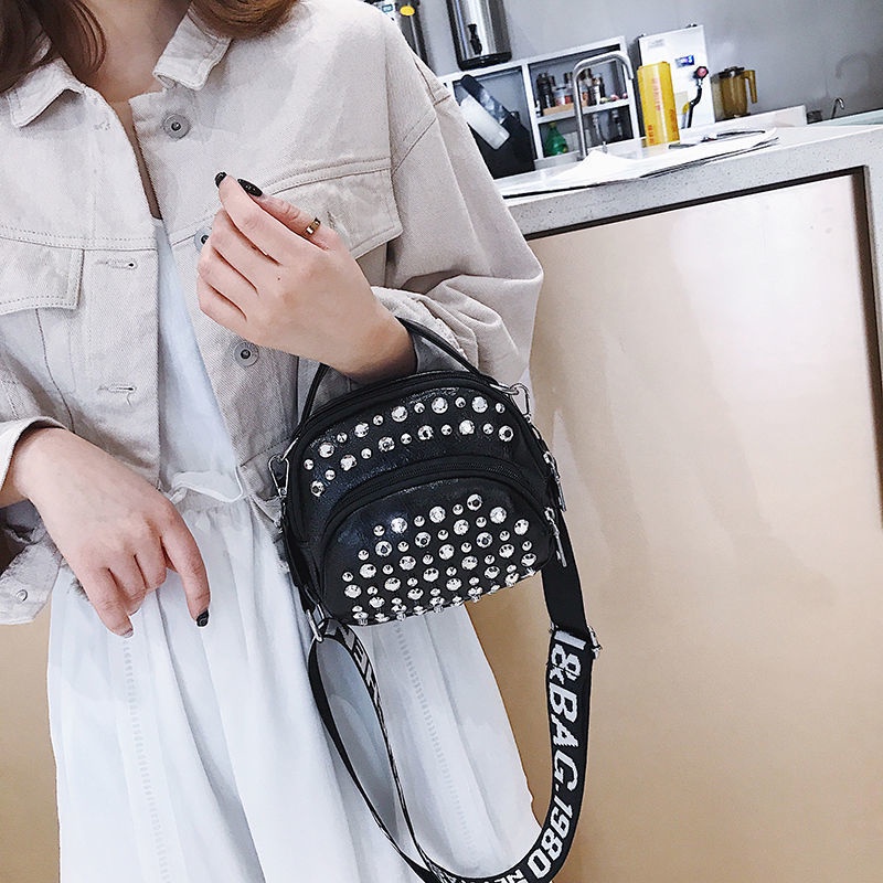 túi xách nữ Túi nhỏ xu hướng thời trang của phụ nữ đơn giản và linh hoạt Túi đinh tán lưới màu đỏ pop Single Shoulder Messenger Bag Túi xách nữ băng rộng túi đeo vai đơn của phụ nữ
