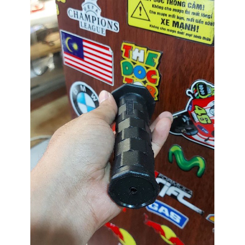 Bao tay Daytona gắn mọi dòng xe máy, chất liệu cao su với độ bám tốt tạo cảm giác thoải mái cho người dùng