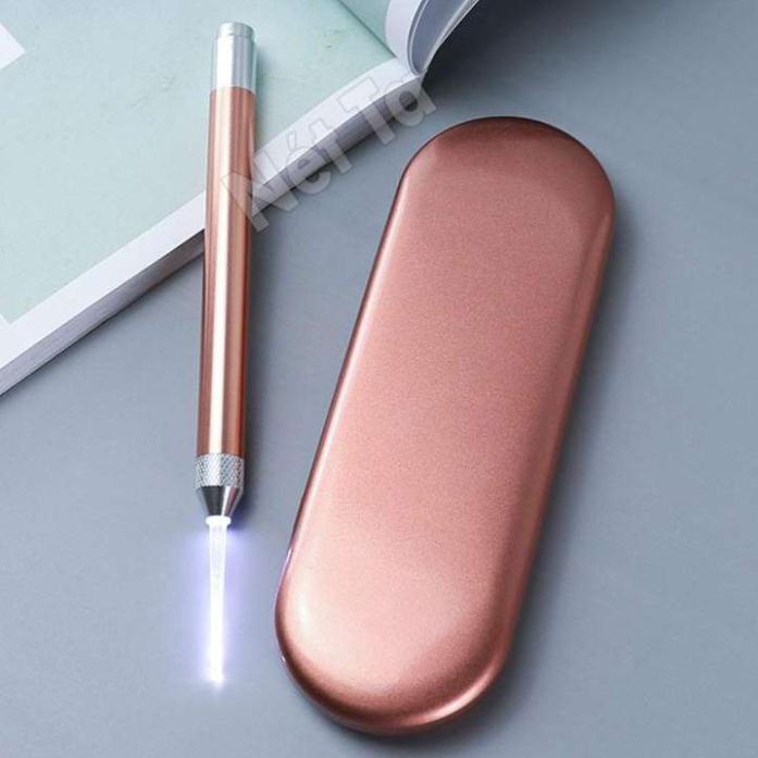 Dụng cụ lấy ráy tai có đèn an toàn cho bé