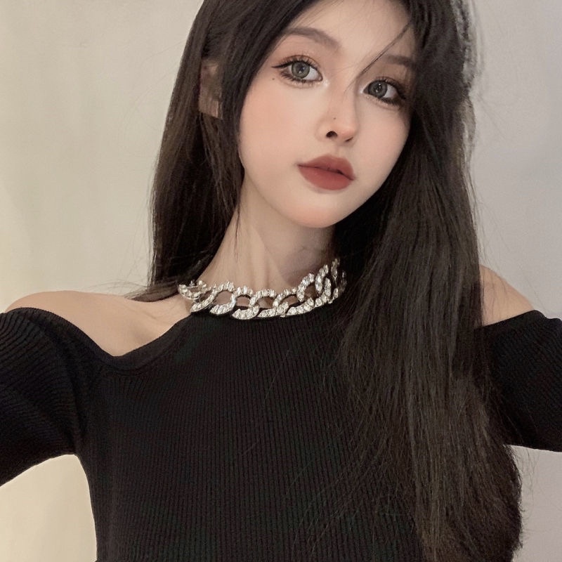 Áo len phối vòng cổ khoét vai dài tay